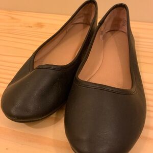 Universal Thread Black Flats GUC
